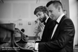 Toruń Wydarzenie Koncert "Od Moniuszki do Nirvany" | Dombrova Piano Duo